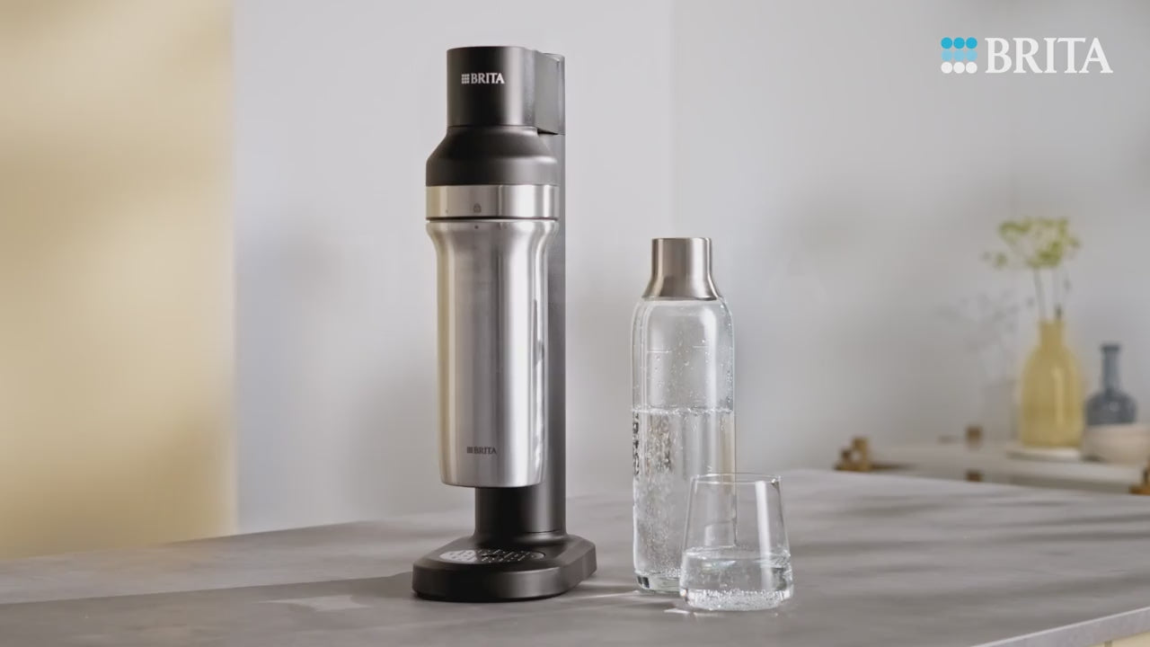 Video laden: Sparkling water maker shown from multiple angles